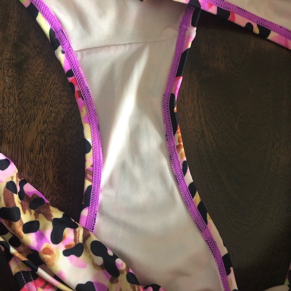 38D/M Victoria’s Secret Bikini - Picture 3 of 6